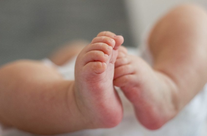  لرفضه الاعتراف بهما.. مصرع طفلين على يد والدتهما بالحسينية