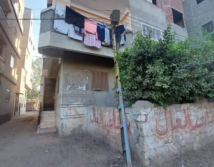  يهدد سلامة المواطنين.. سقوط عمود كهربائي على منزل بديرب نجم