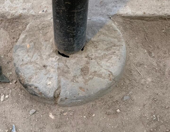  مربوط بحبال.. عمود متهالك يهدد حياة أهالي بأبوكبير