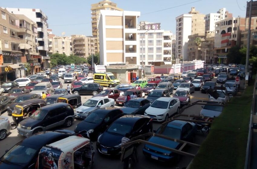  مع أول ساعات العام الدراسي.. زحام وتكدس بفلل الجامعة في الزقازيق