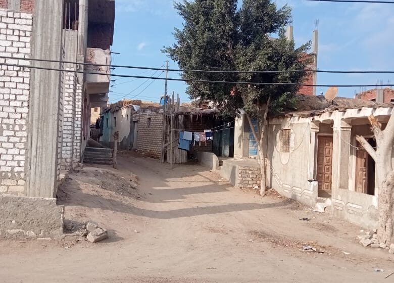 شكاوى من أعمدة كهرباء مائلة بقرية أبوشميس في الحسينية