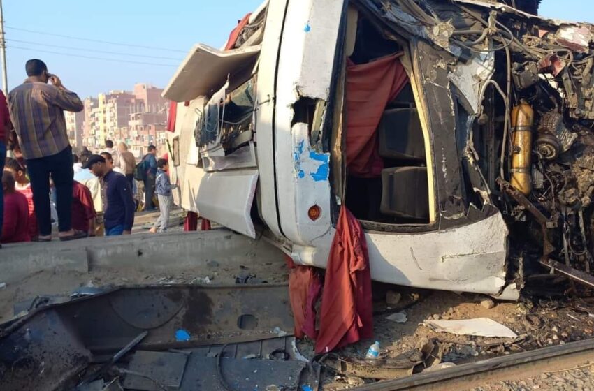  إصابة 27 طالبا بتصادم أتوبيس بقطار في الزقازيق