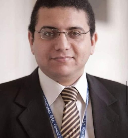 أثناء ترحيله.. ضابط يعتدى بالضرب على الصحفي إسماعيل الإسكندراني