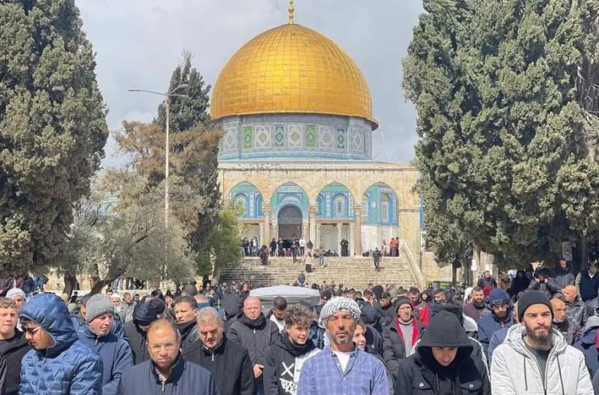  عشرات الآلاف يؤدون “الجمعة” في “الأقصى”