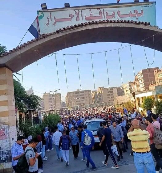  زحام شديد بموقف الأحرار بالزقازيق وغضب بين المواطنين