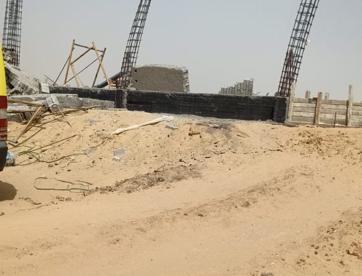 مصرع وإصابة 5 أشخاص في انهيار سور شركة بالعاشر