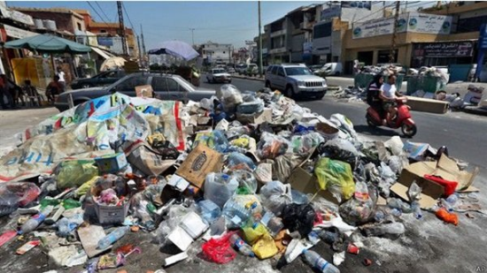  سكان شارع العجيب فى فاقوس يستغيثون من انتشار تلال القمامة