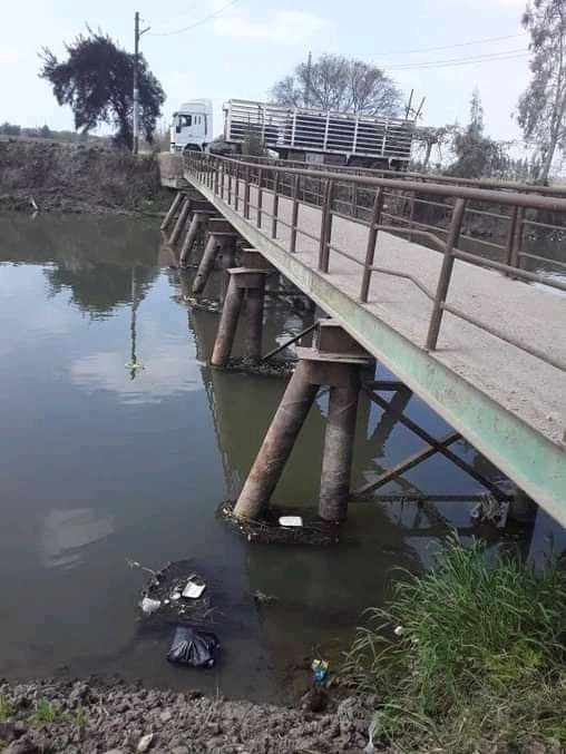  أهالي عزبة أبوعويضة بأبوكبير يستغيثون من كسر في أعمدة كوبري مشاه