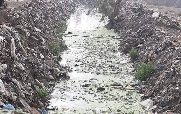  أصبح خطرا على أطفالهم.. أهالي أبومسلم بأبوحماد يطالبون بتغطية المصرف