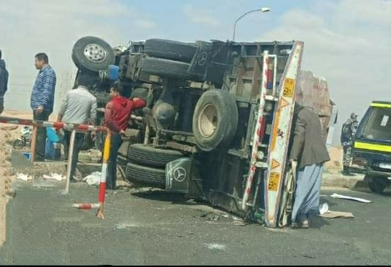 مصرع مساعد سائق في انقلاب سيارة نقل بمنيا القمح