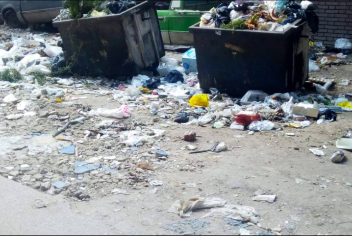 سكان شارع مدرسة الصنايع في منيا القمح يطالبون بتوفير صناديق لجمع القمامة