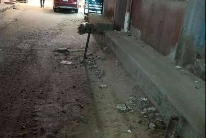  حواجز حديدية وأحجار.. أهالي شارع البوستة بالزقازيق يشكون إشغال الطريق