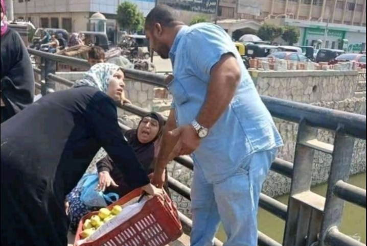  صور مأساوية لبائعات متجولات أثناء حملة إشغالات في منيا القمح
