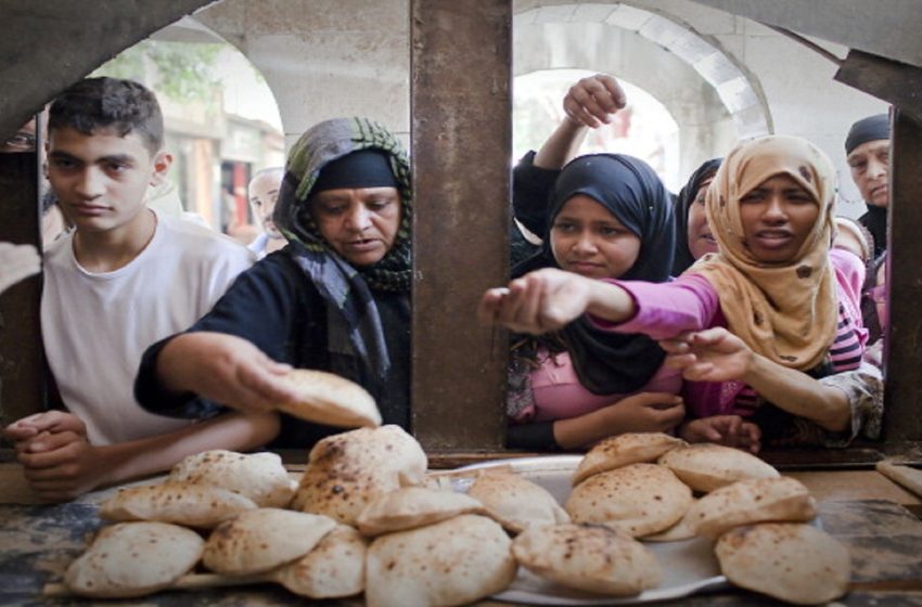  نقص شديد في أرغفة الخبز وزحام على الأفران بالحسينية
