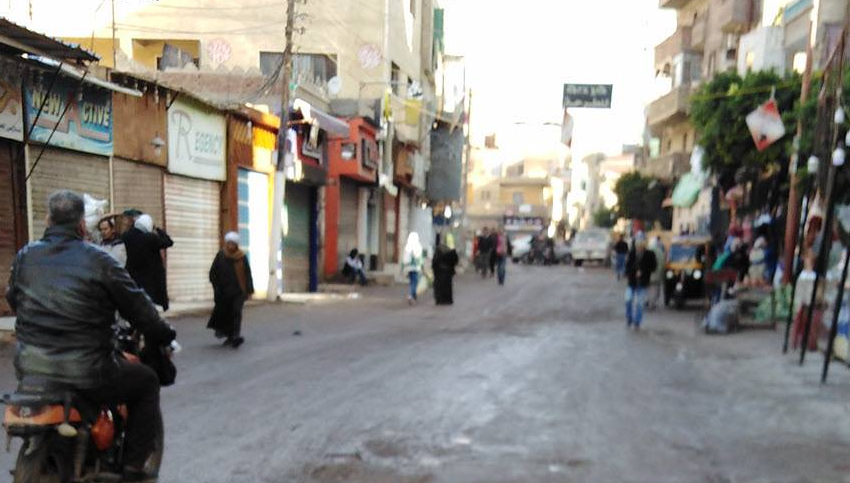 استغاثات من تهالك جزء كبير من شارع الجيش في أبوحماد