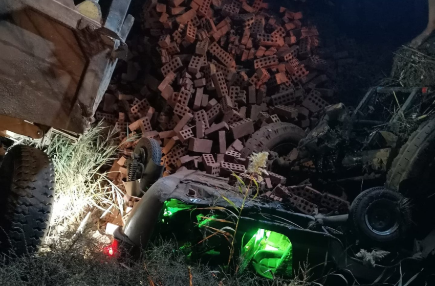 إصابة سائق في انقلاب مقطورة على توكتوك بصان الحجر