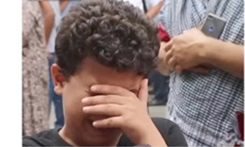 طفل تونسي يبكي بحرقة بسبب مجازر الاحتلال في غزة