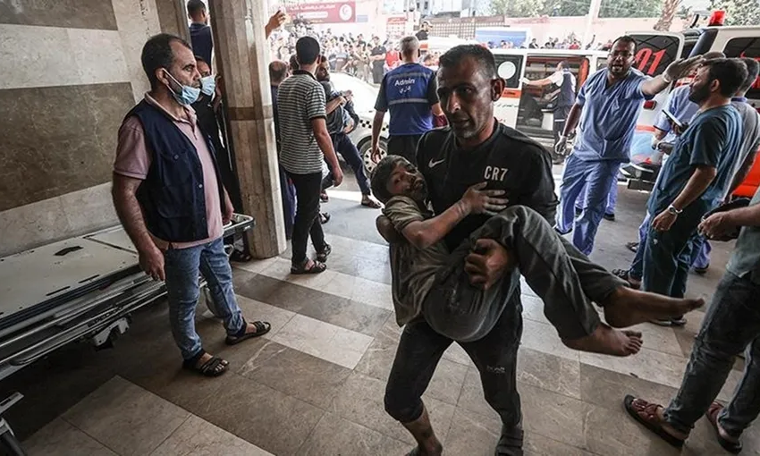  شاهد.. إجراء عملية جراحية لطفل على الأرض دون تخدير في غزة
