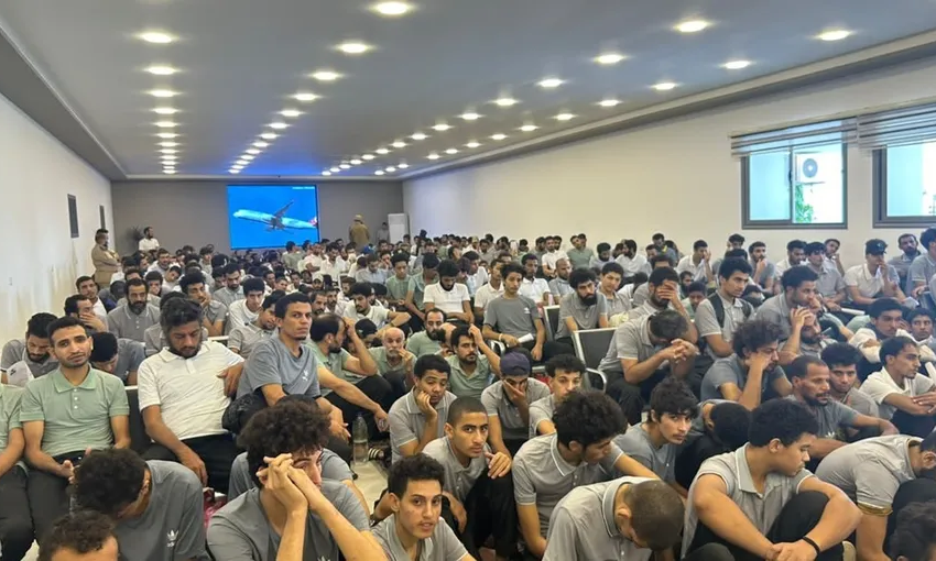  ليبيا ترحل مئات من المهاجرين المصريين غير الشرعيين