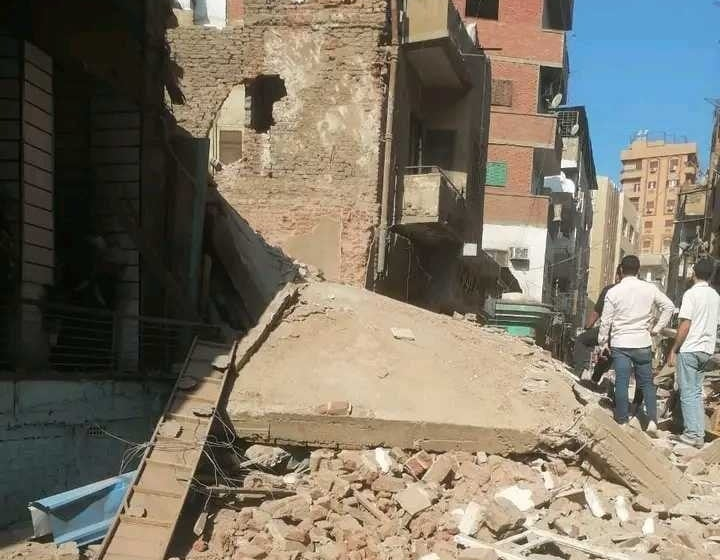 انهيار منزل من 3 طوابق في الزقازيق