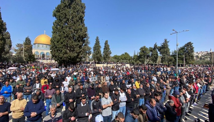  80 ألف فلسطيني يؤدون صلاة الجمعة الأولى من رمضان بالمسجد الأقصى