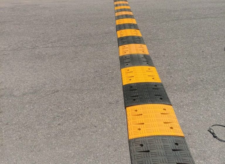 أبوحماد.. شكاوى من المطبات الحديدية على طريق “العباسة – بلبيس”